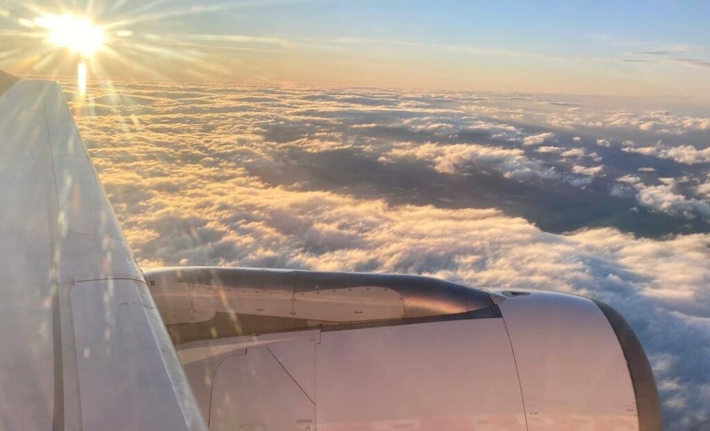 letadlo v oblacích