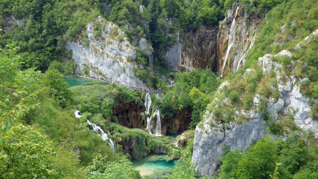vodopády a jezera v krásné zelené přírodě